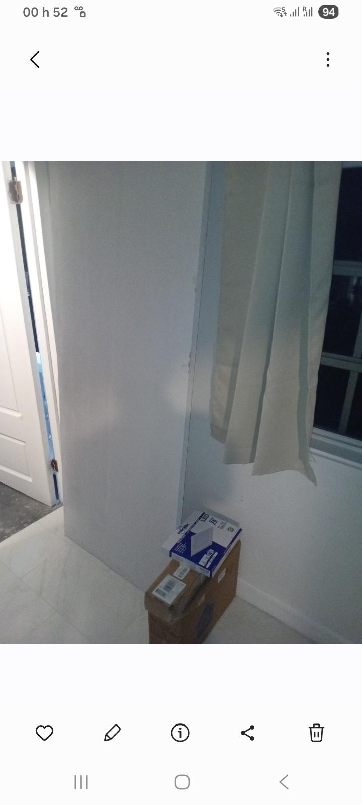 Porte detachet sur la sale a monger,avec des lampes et boites d’electricité