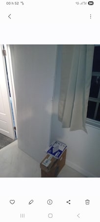 Porte detachet sur la sale a monger,avec des lampes et boites d’electricité