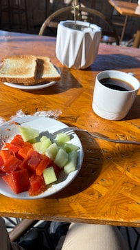 Desayuno continental en área de restaurante