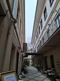 Corredor que conecta a recepção aos quartos