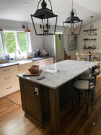 High quality appliances. Drawers well stocked and very neatly arranged.