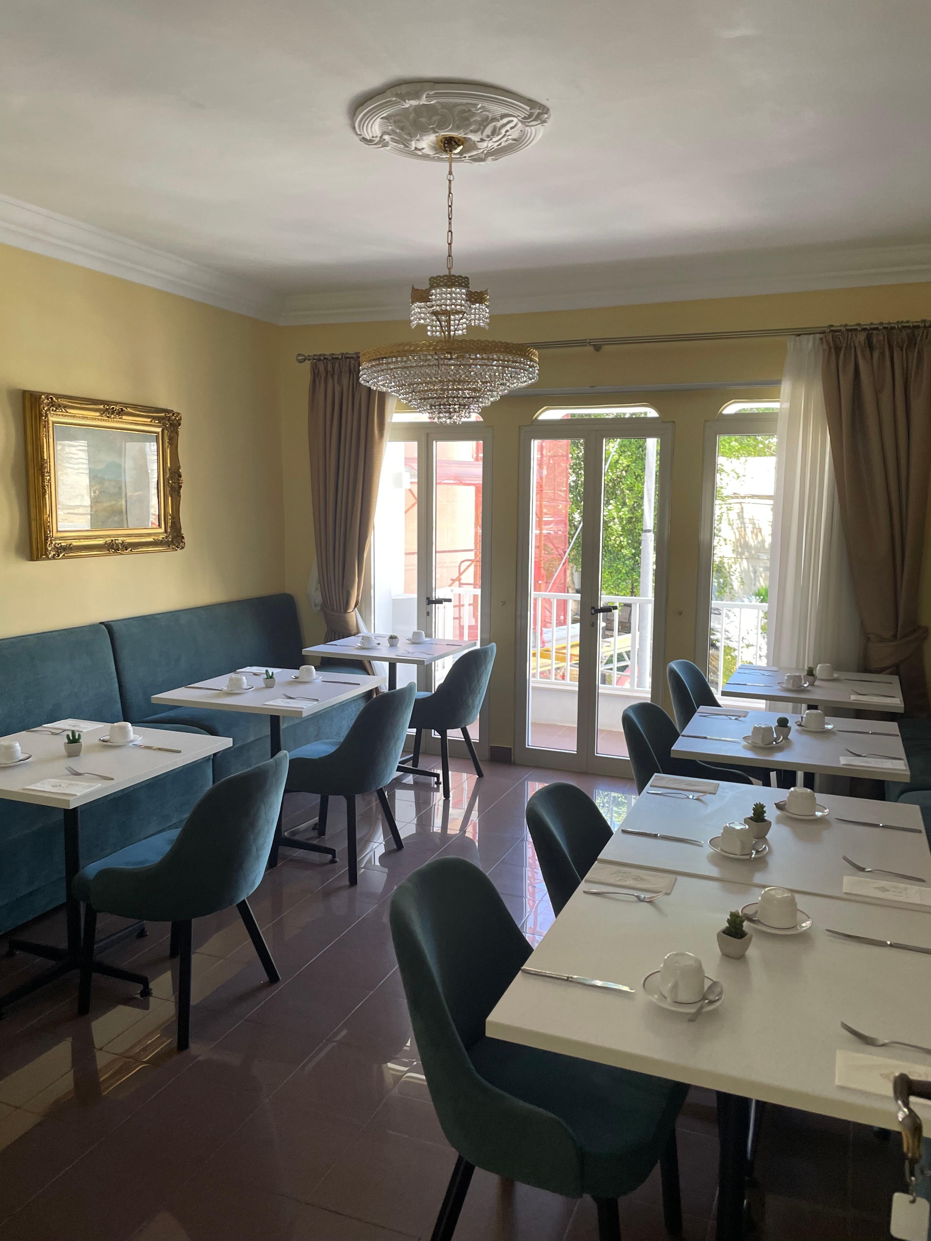 Breakfast room towards the road