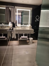 A gorgeous bathroom which also provides a wonderful Dyson hair dryer! ☺️