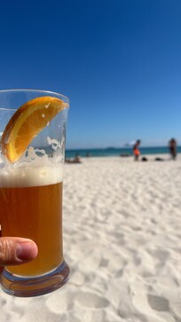 Serviço de praia nota dez! Com bebidas e comidas! Água e protetor solar disponibilizados pelo hotel!
