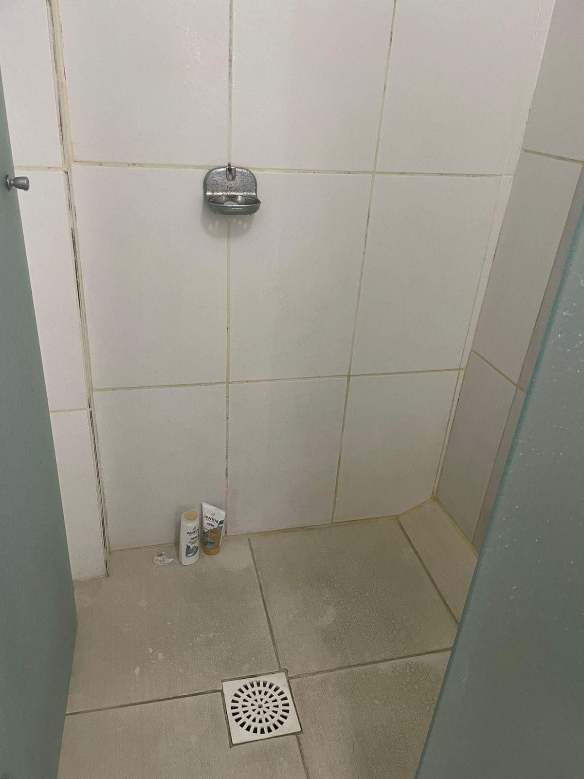 Box com piso encardido e paredes sujas