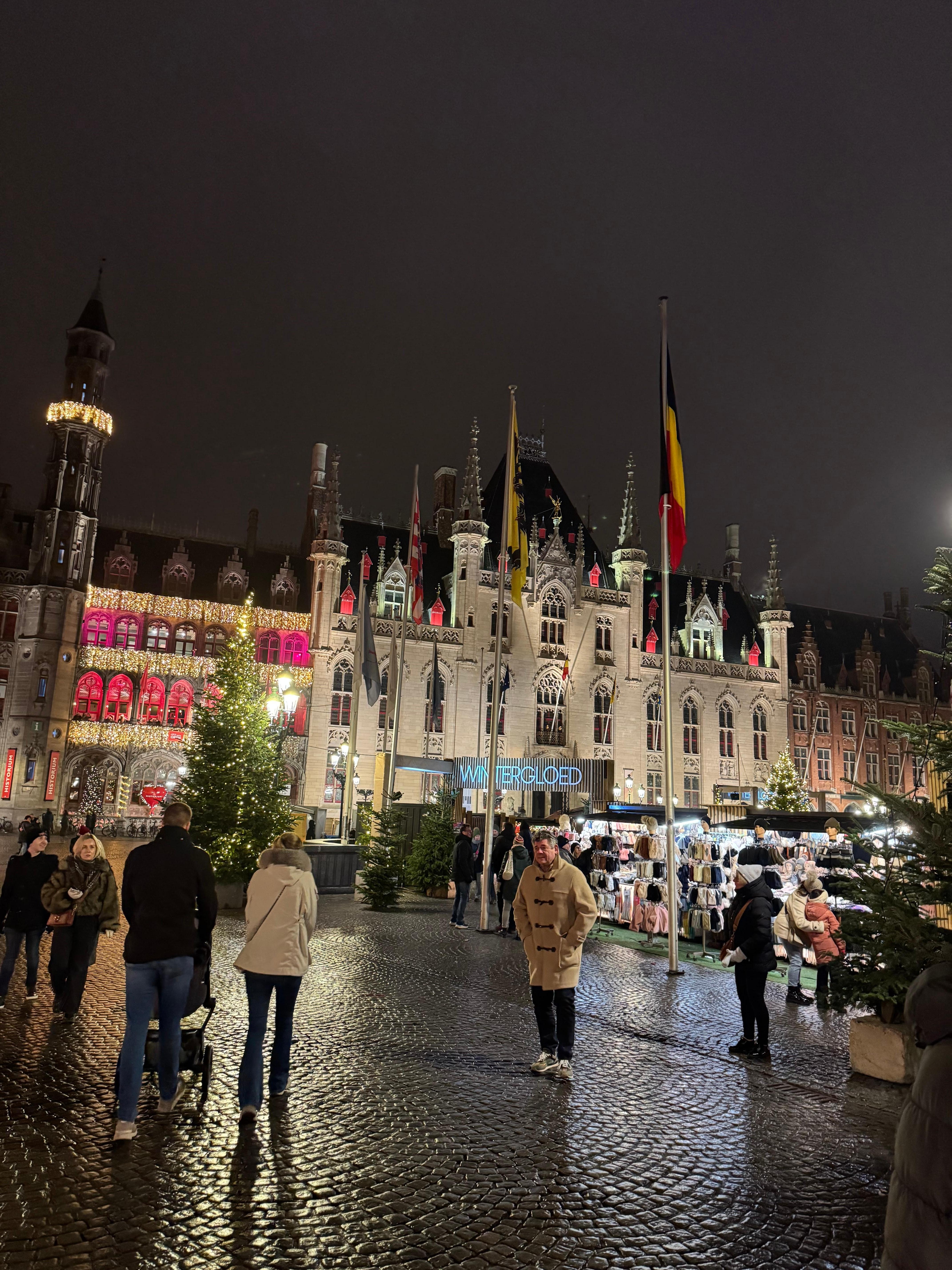 Bruges Xmas market and central square.