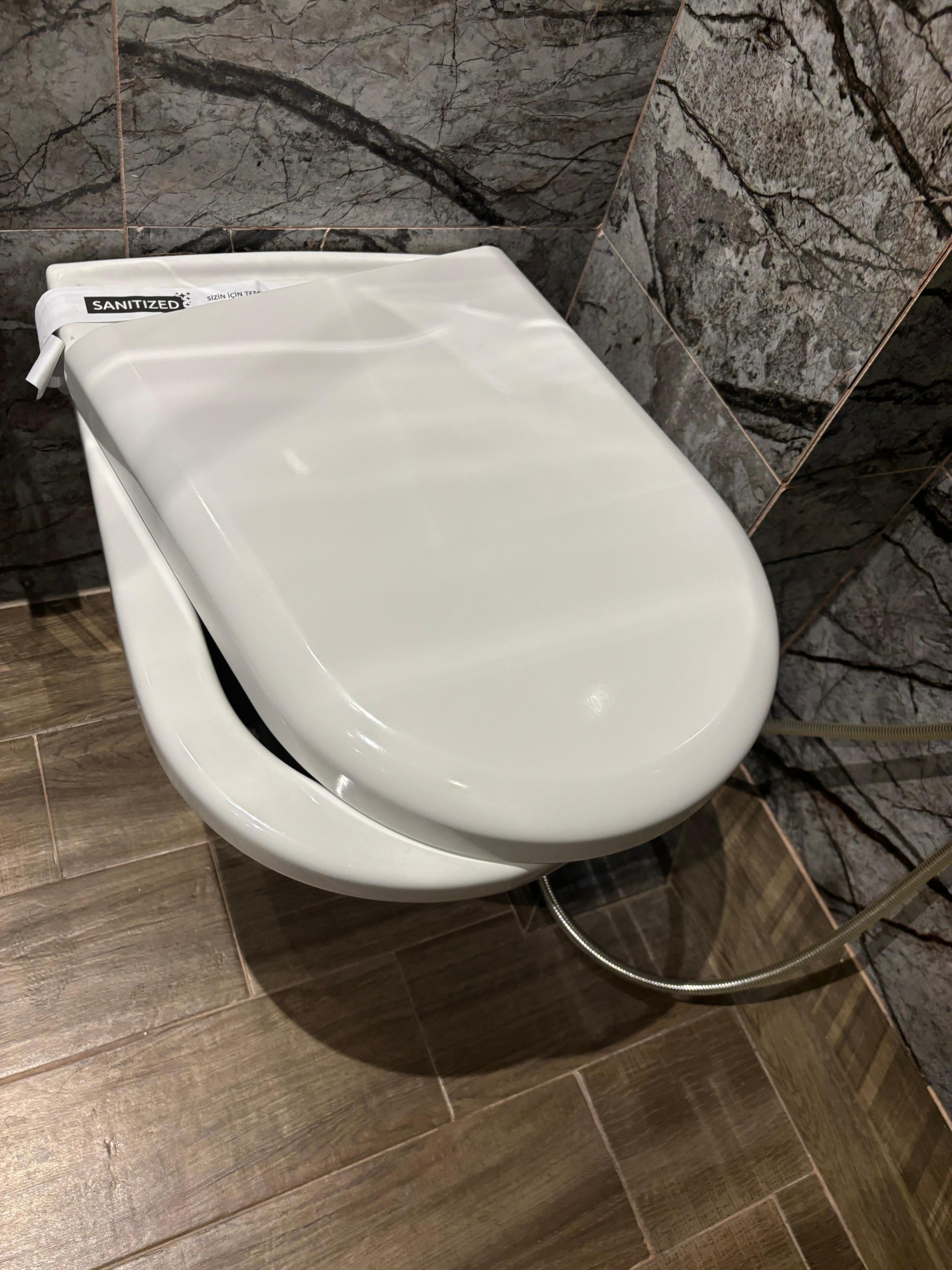 Toilettendeckel defekt, die Reinigungskraft hat davon ein Bild gemacht, es wurde sich aber nicht darum gekümmert, auch bei der Rezeption haben wir dieses gemeldet, auch dann ist nichts passiert. 