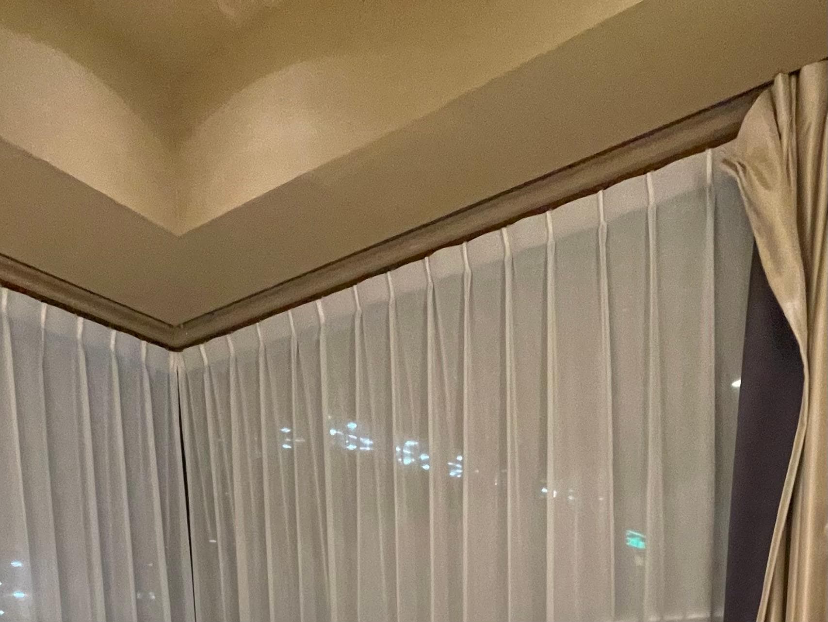 カーテンのカーテンレールからの外れ。中間部分も外れて居てだらし無い状態でした。