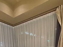 カーテンのカーテンレールからの外れ。中間部分も外れて居てだらし無い状態でした。