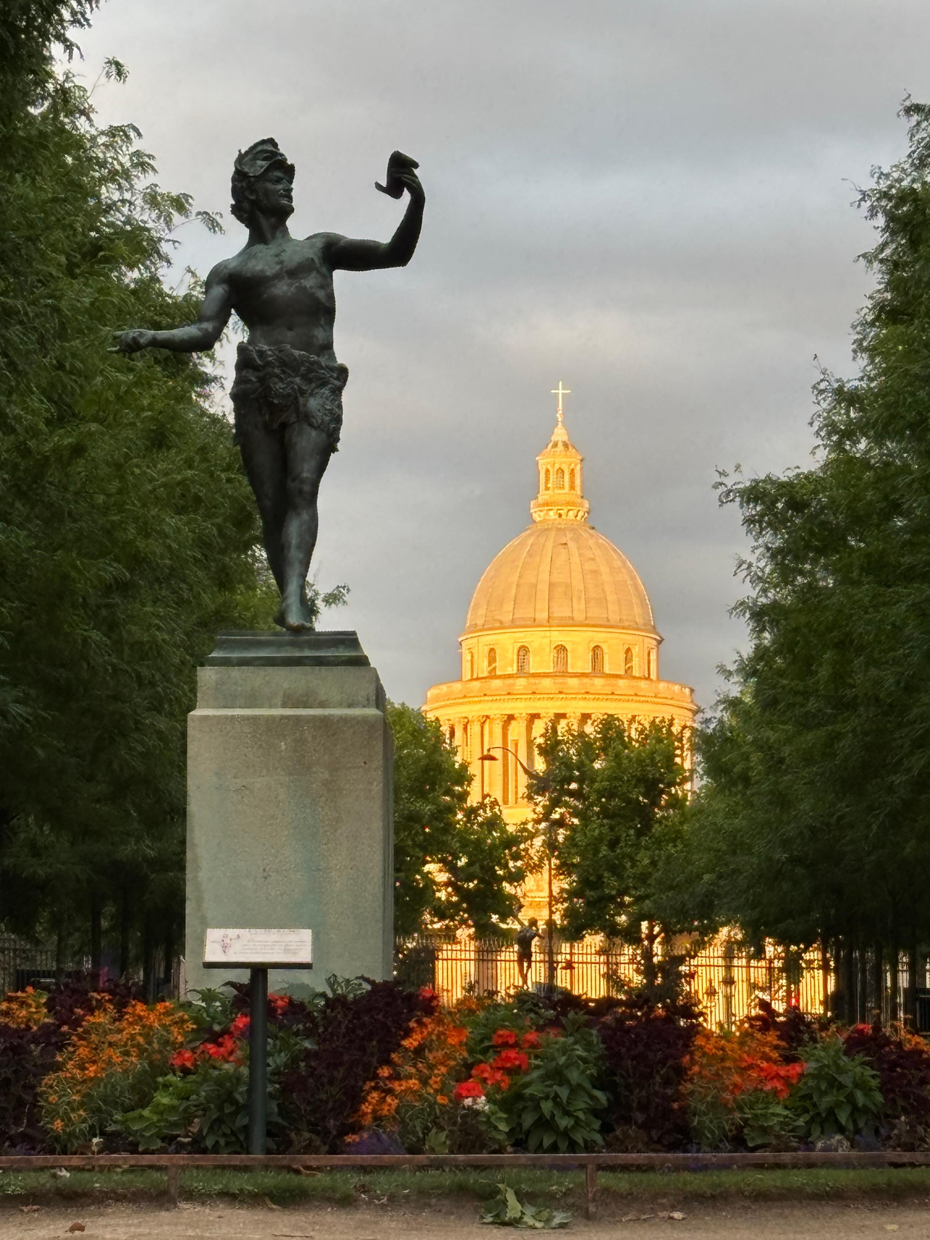 Evening stroll in the Jardins du Luxembourg - 7 min away