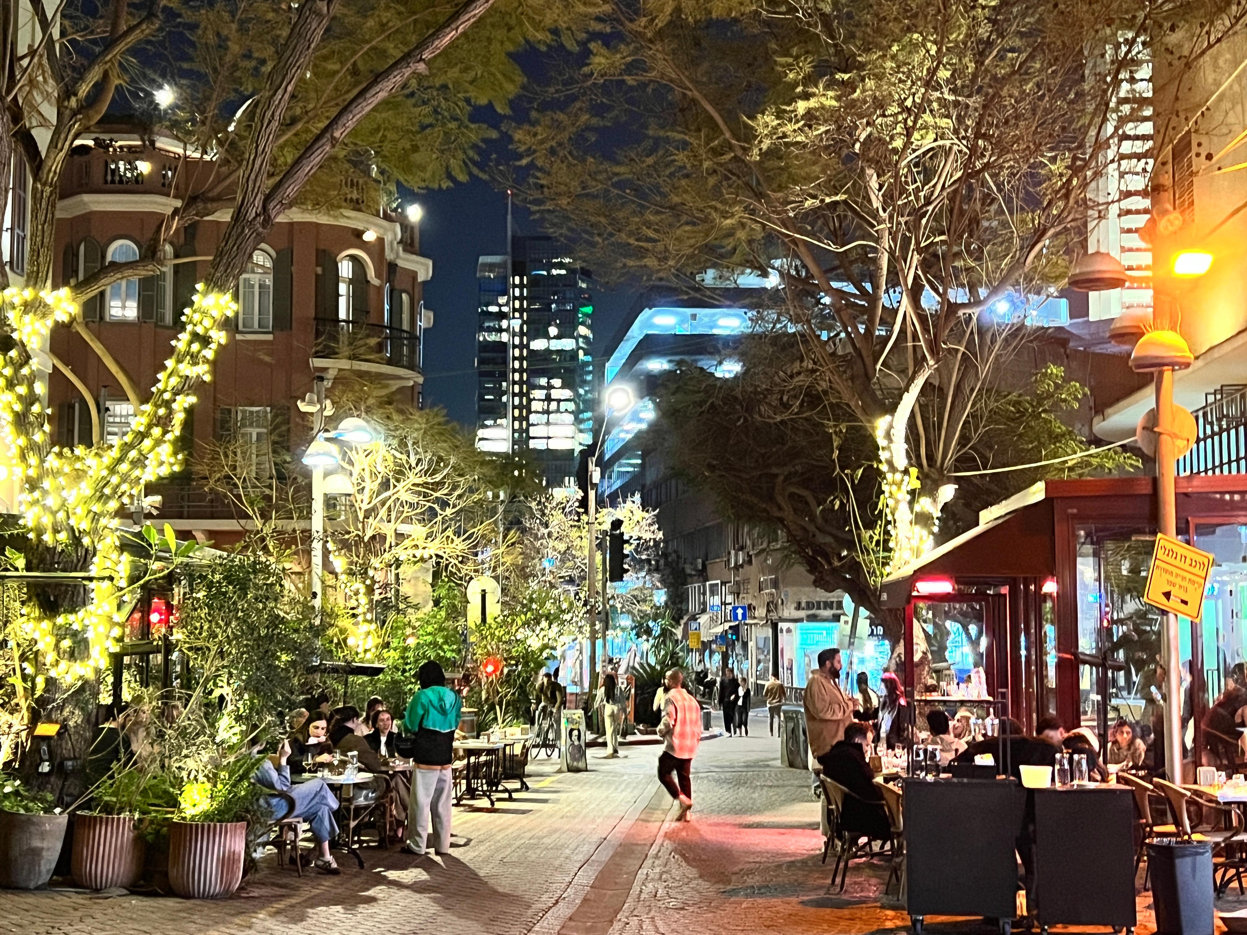 Macular Binyamin Street at night