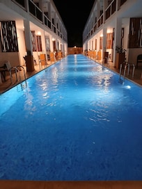 Piscine devant notre chambre