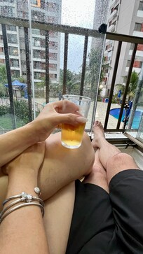 Sacada com vista pra piscina.