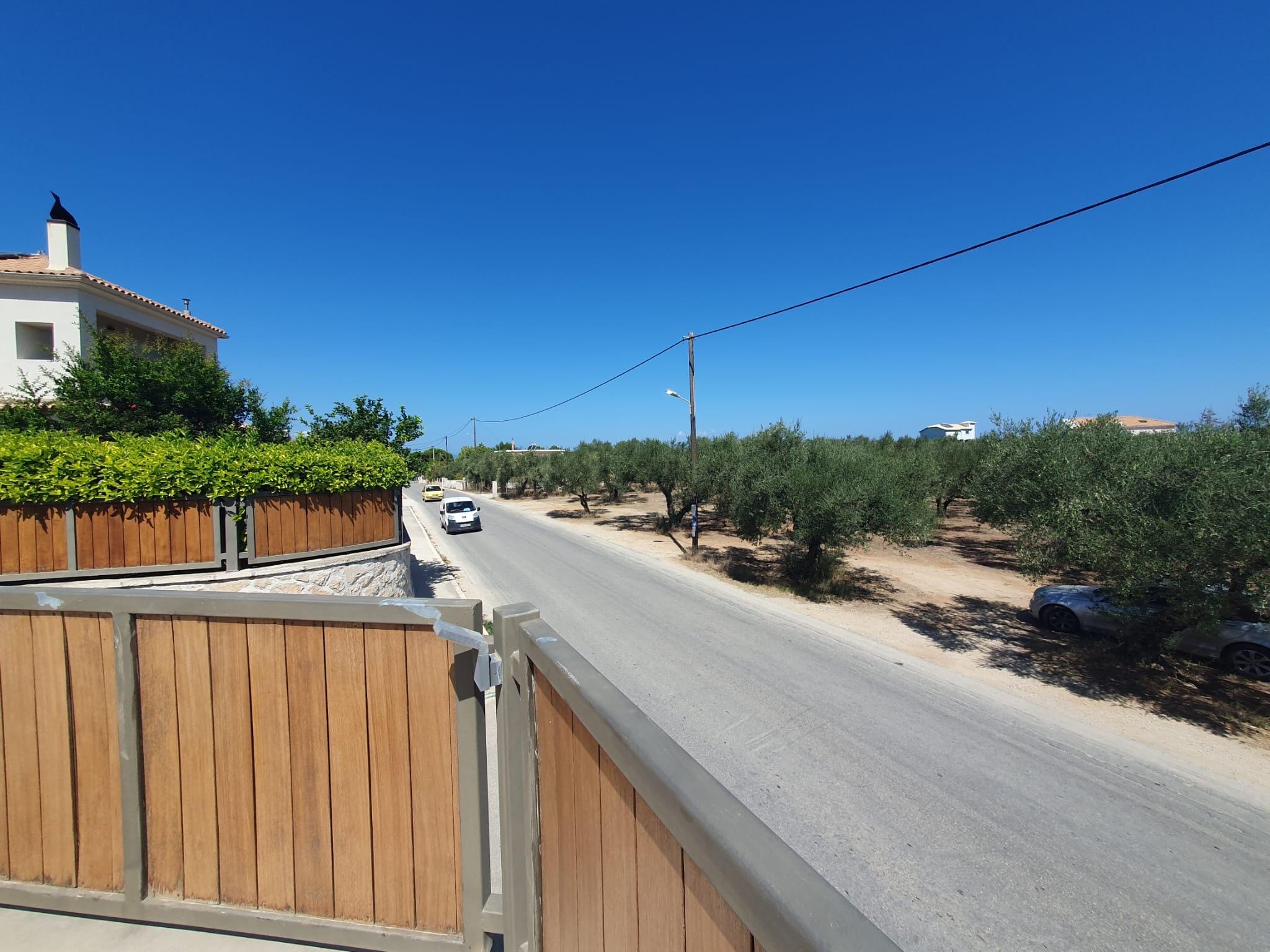 Die leider doch meist viel befahrene Straße vor der Villa