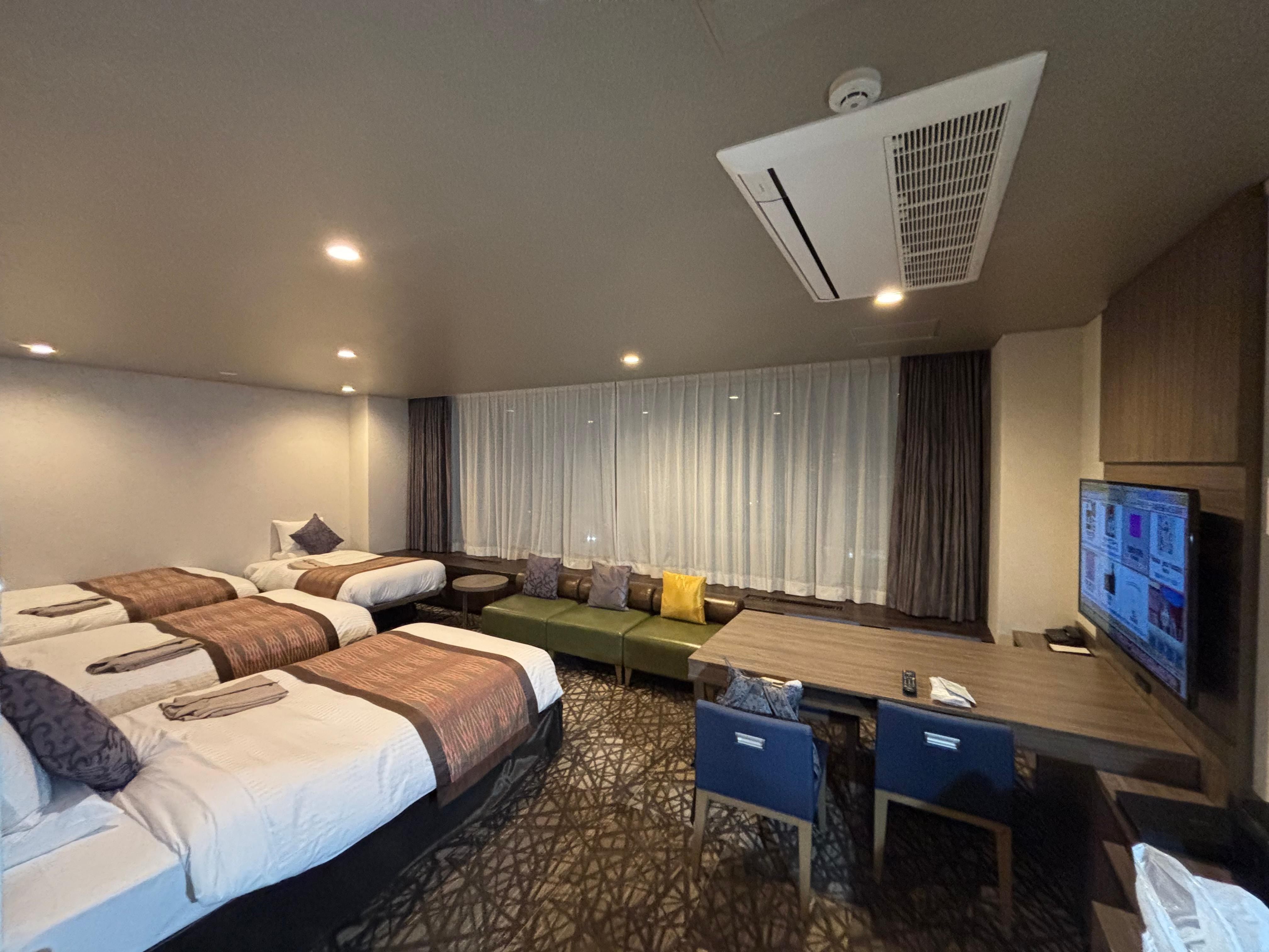 家族4人で宿泊しました〜！一番上の階だったので部屋からは中島公園がみえましたよ！エキストラベッドもありましたが、マットレスがよかったので腰などに負担はなく眠ることができました。枕もよかったです！