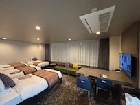 家族4人で宿泊しました〜!一番上の階だったので部屋からは中島公園がみえましたよ!エキストラベッドもありましたが、マットレスがよかったので腰などに負担はなく眠ることができました。枕もよかったです!