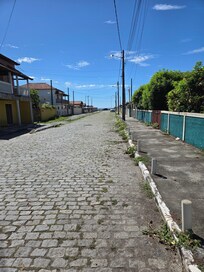 Rua ao lado que dá acesso a praia. Muito próxima.