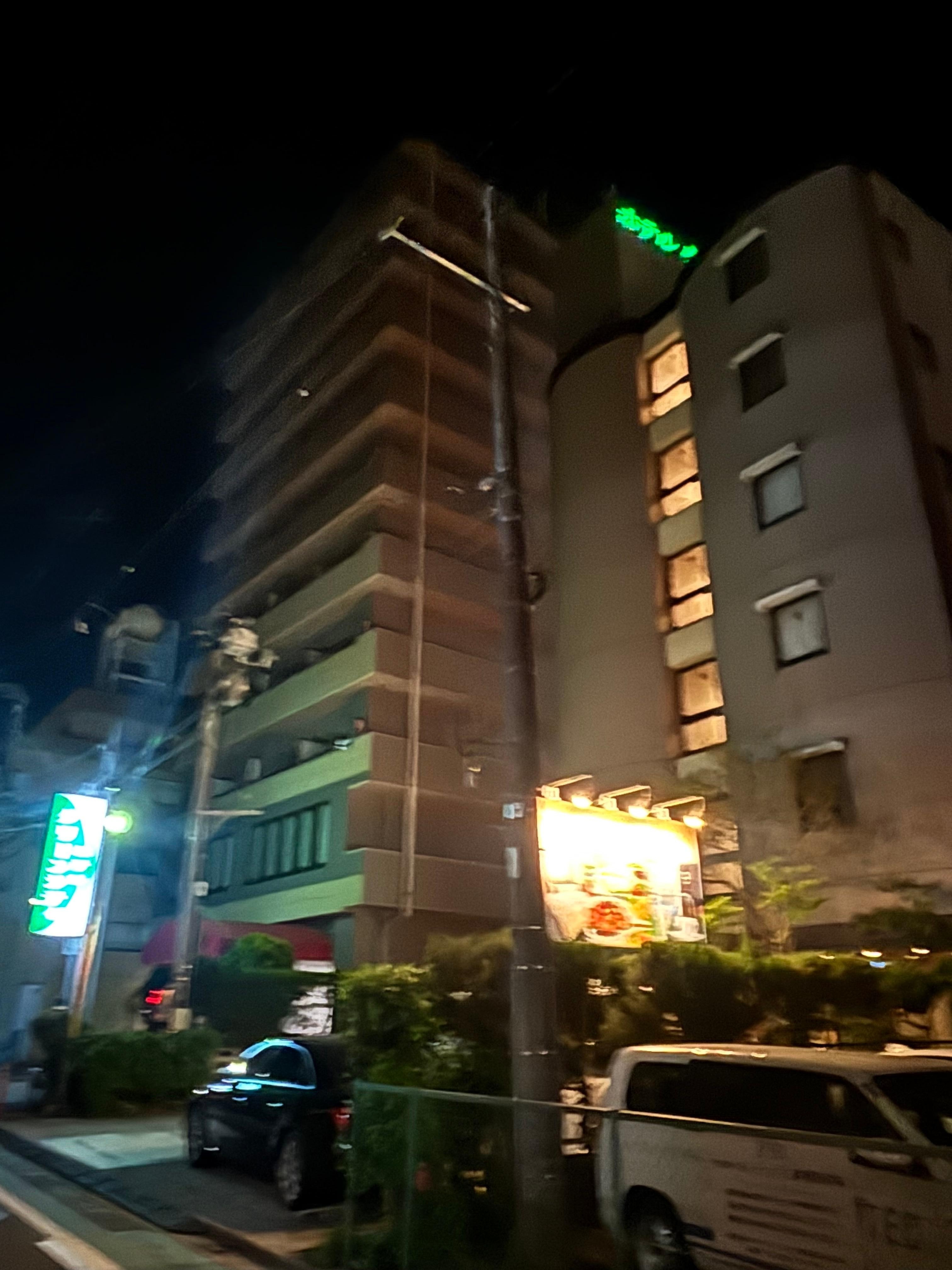 駐車場は3台ぐらいですが、向かいの駐車場が安いんです