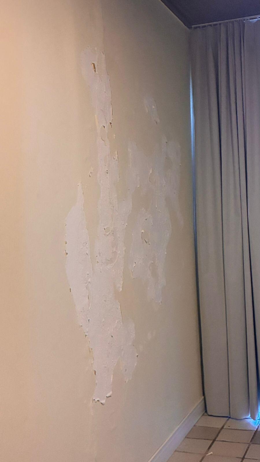 Paredes do quarto descascada.
