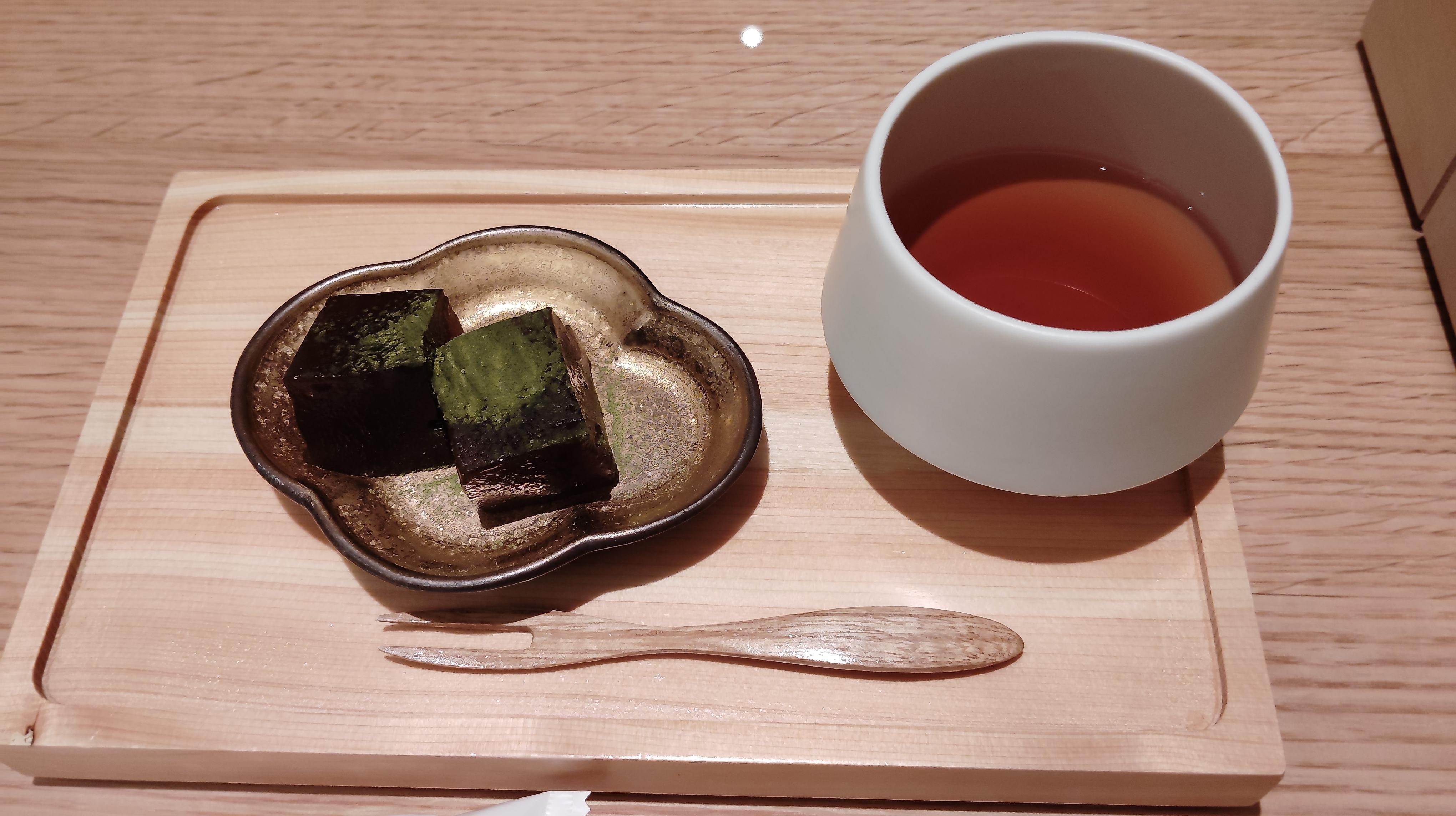 最初のおもてなしがわらび餅と小豆茶。感激でした