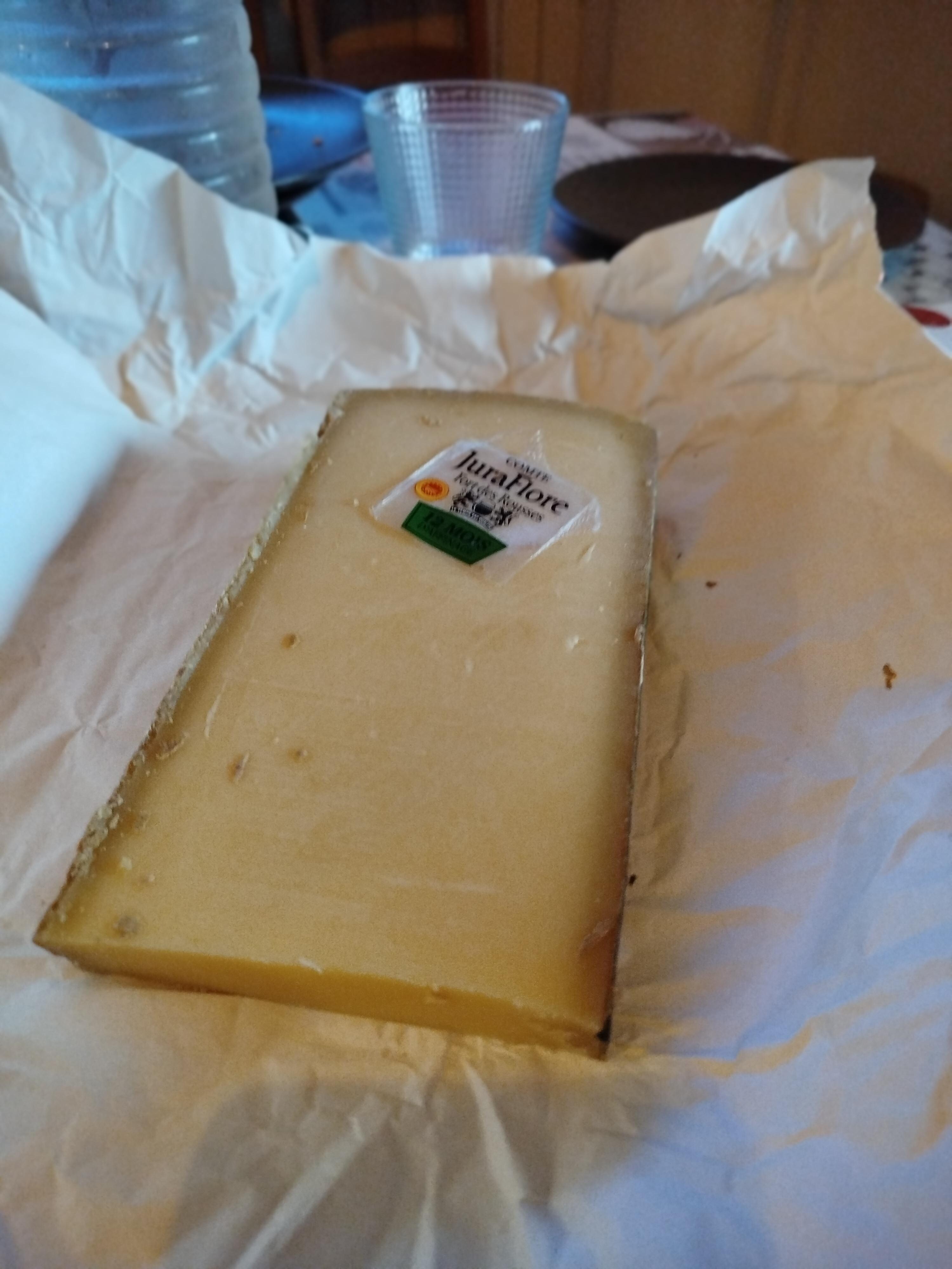 Cadeau de bienvenue un gros morceau de comté un vrai régal 