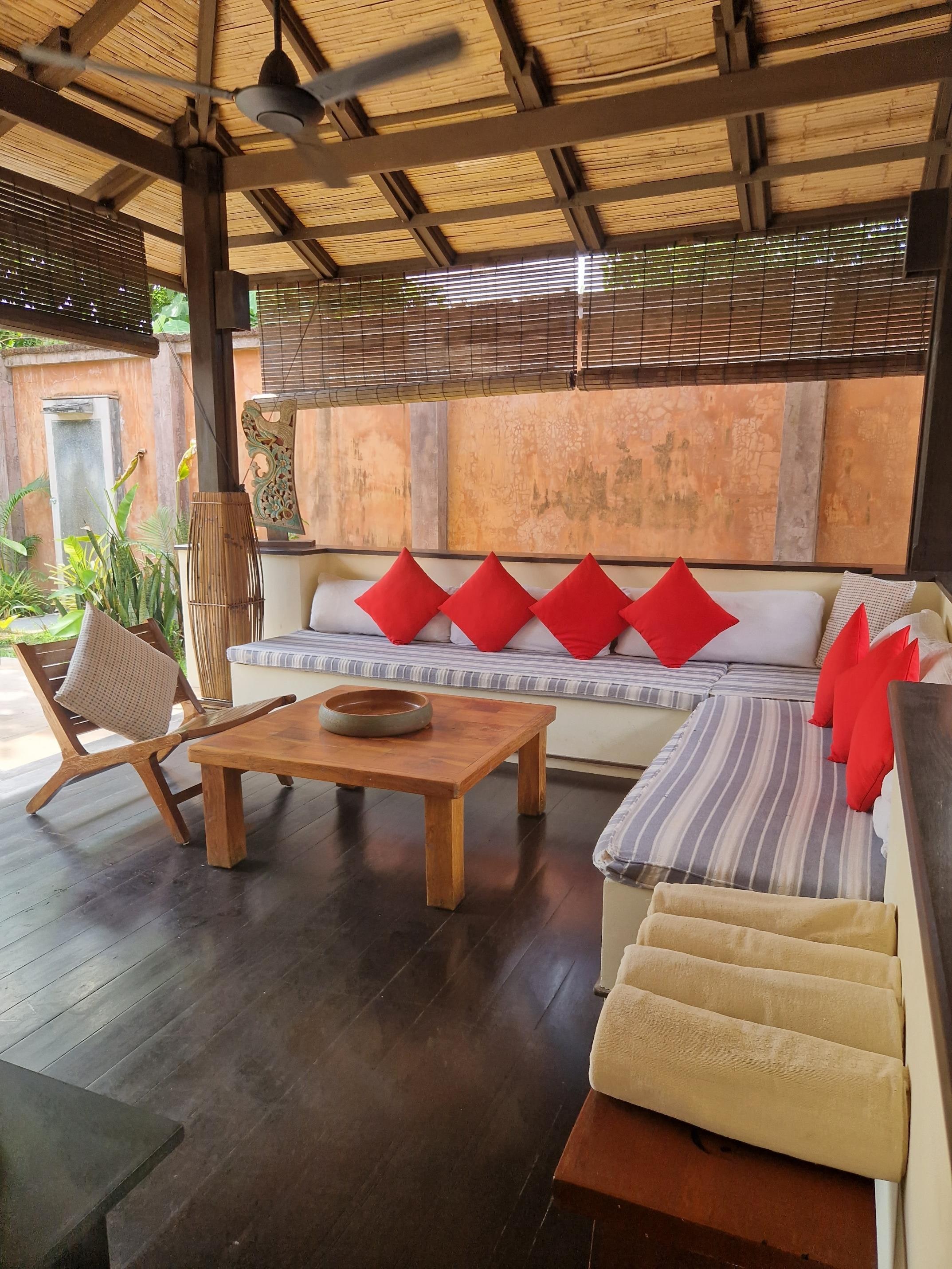 Lounge area attached to kitchen 