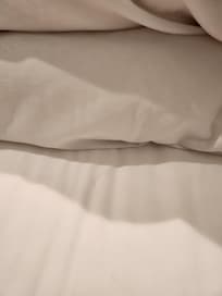 이불 걷으니 보이는 체모.
황당 그 자체.
시트를 교체하긴 하는지?