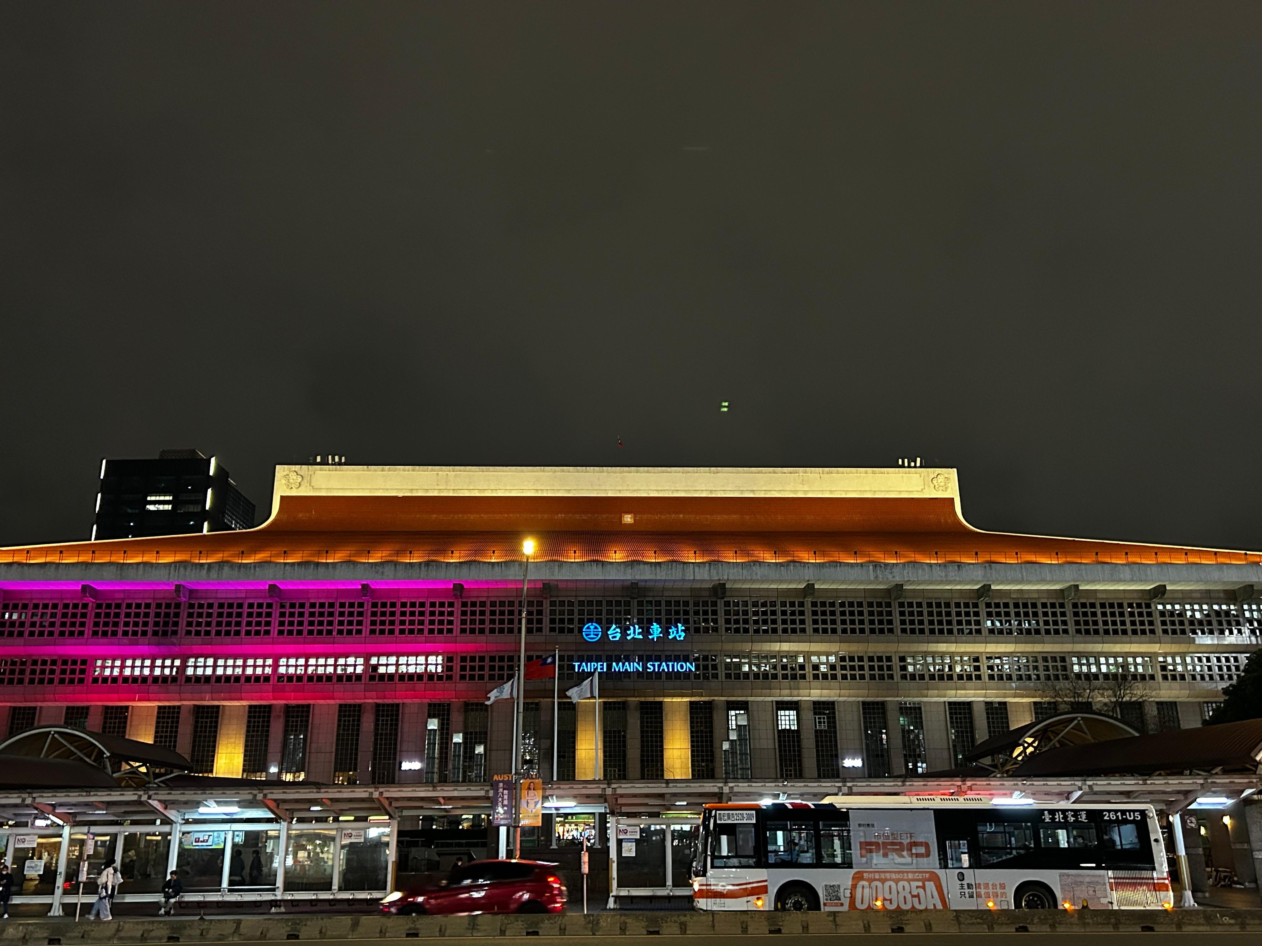 호텔 입구에서 바라본 메인역