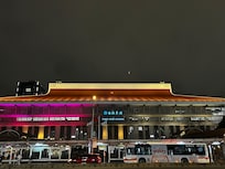 호텔 입구에서 바라본 메인역