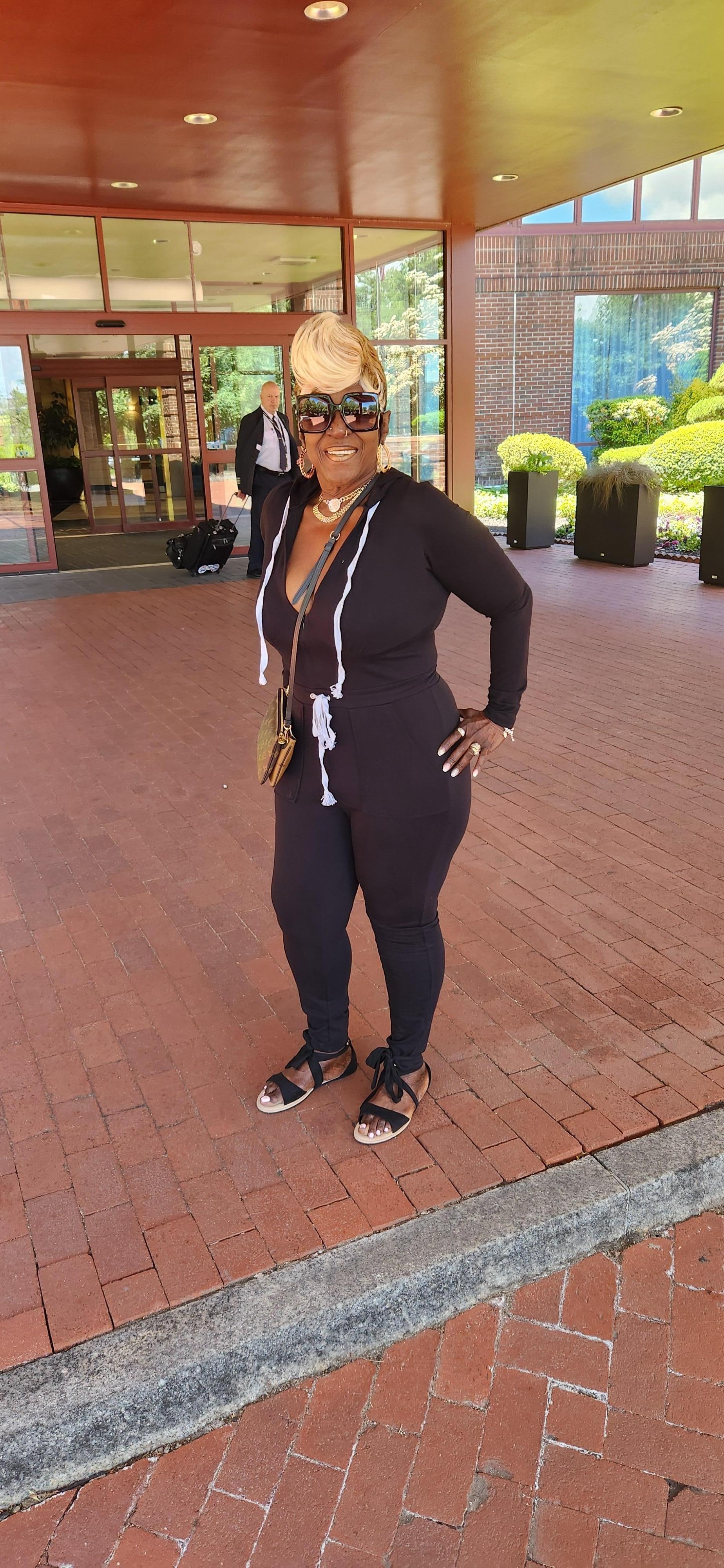 me outside hotel cilling
