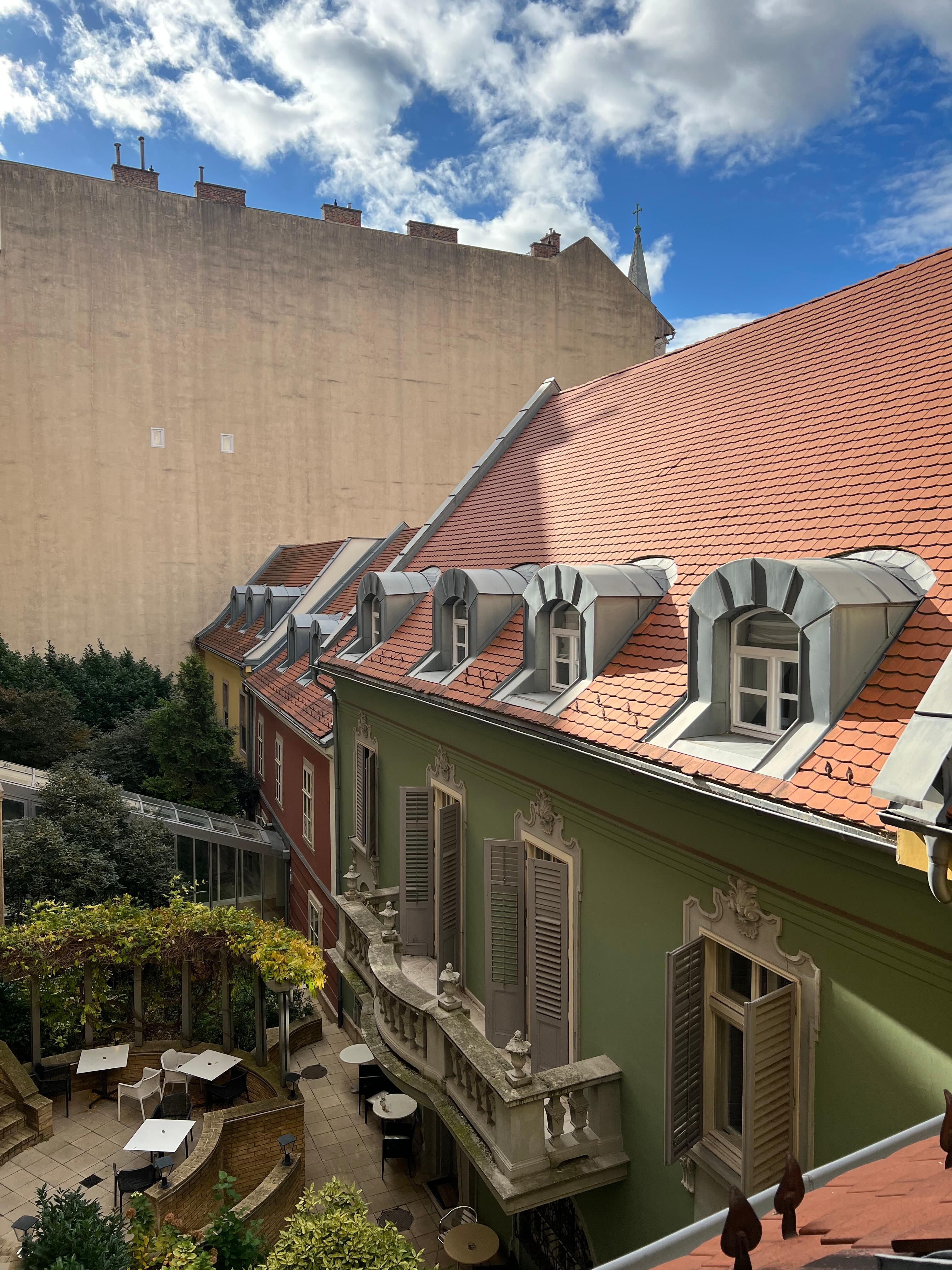 Ausblick aus dem Fenster des Hotelszimmers ohne Donaublick