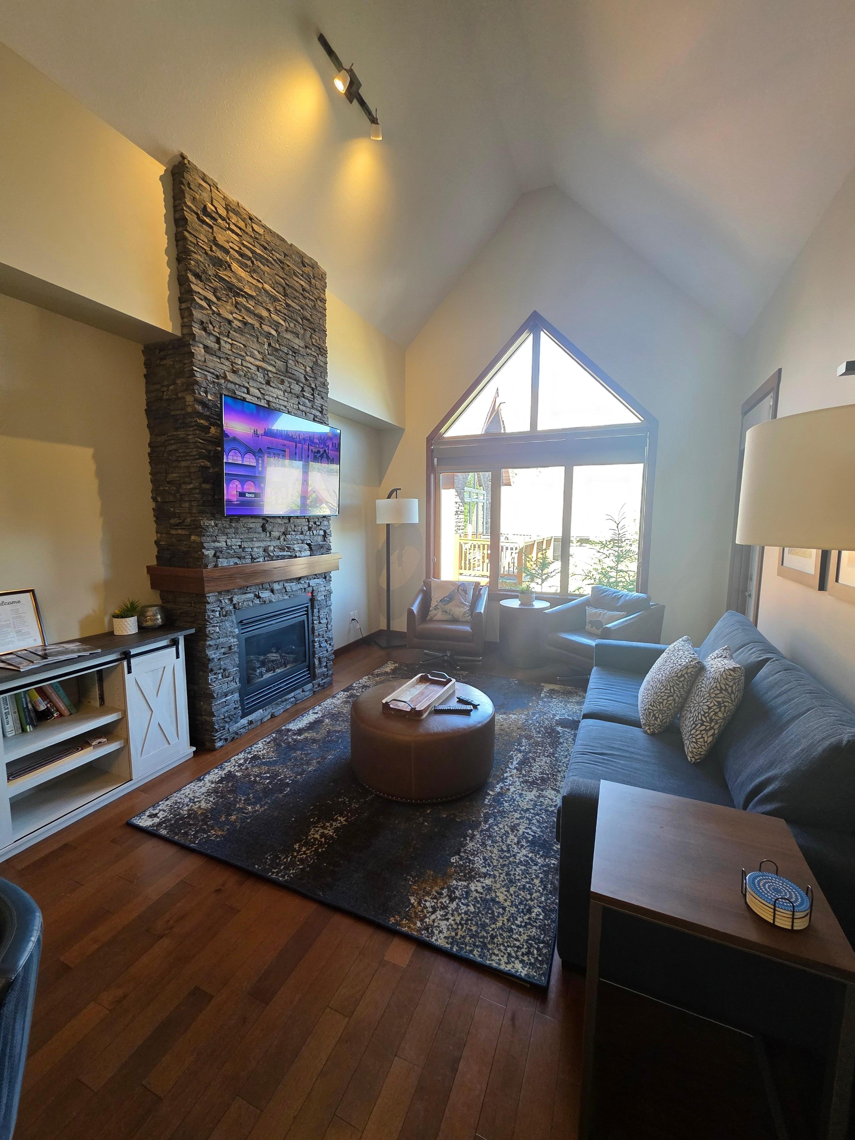 Main living area, quite cozy!