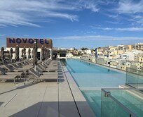 Zwembad met ligstoelen op het dak