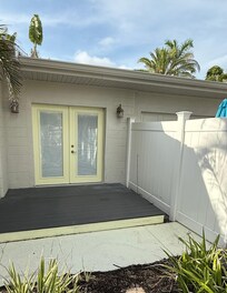 This is the duplex fence at the door of the “entire house” rental.
