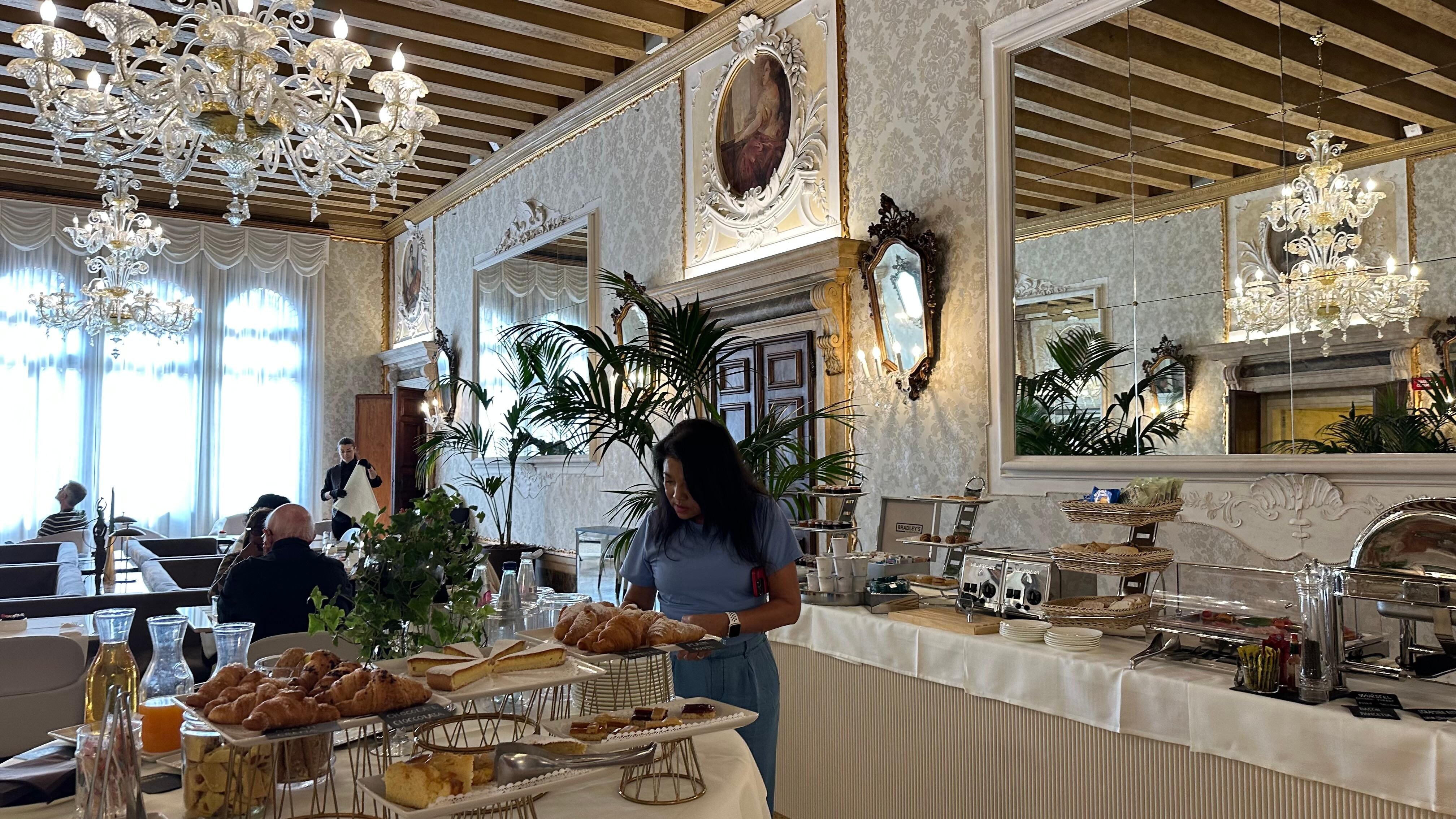 The breakfast room