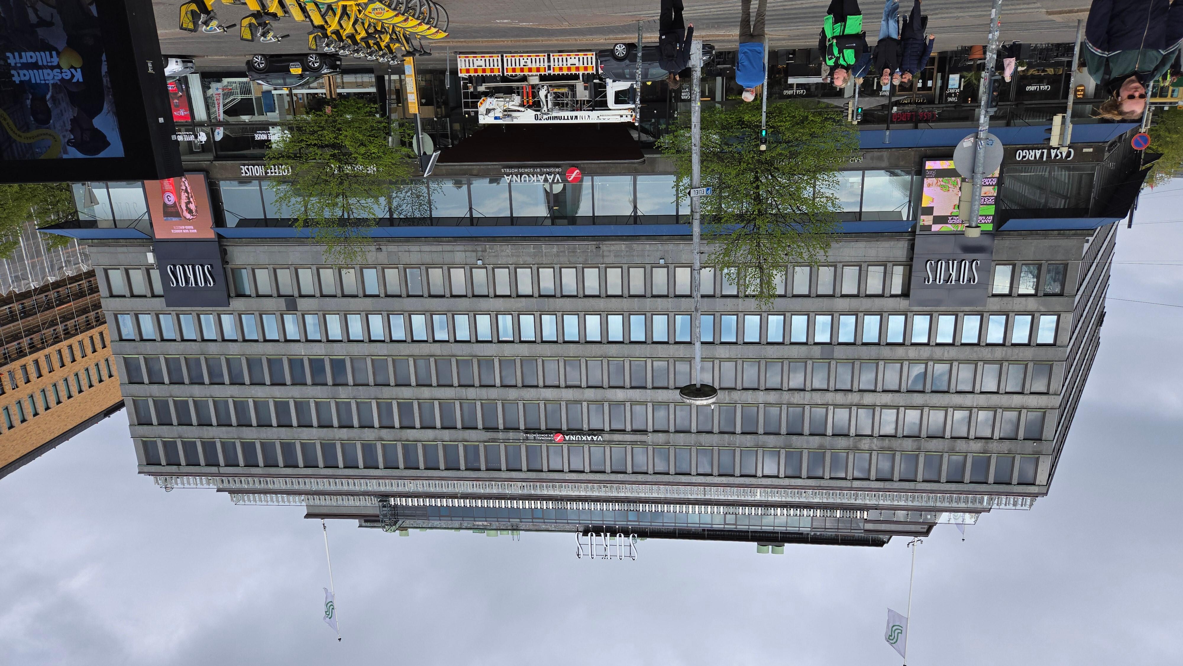 Im Haus befinden sich Restaurants und ein Supermarkt der 24/7 offen hat.