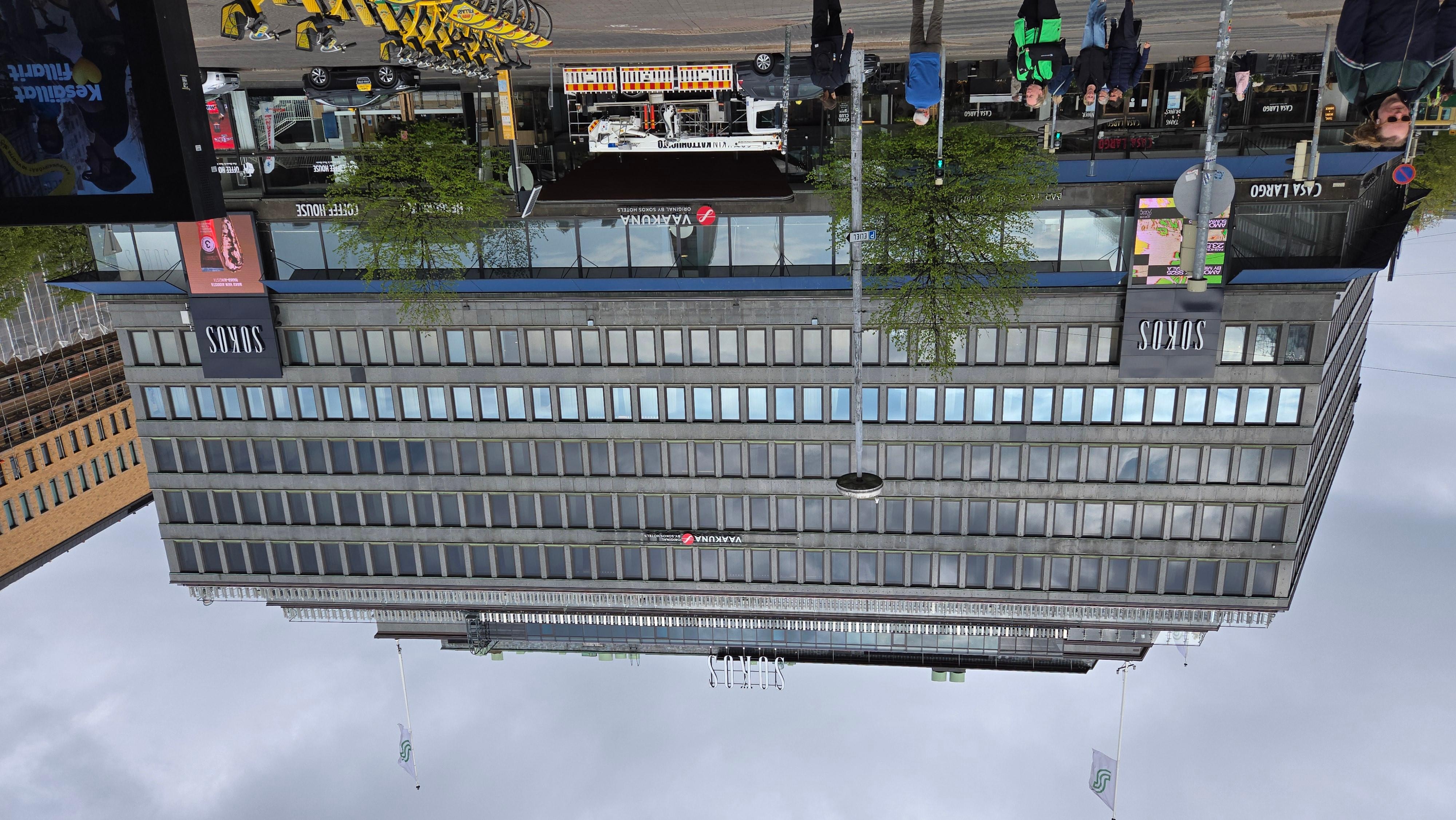Im Haus befinden sich Restaurants und ein Supermarkt der 24/7 offen hat.