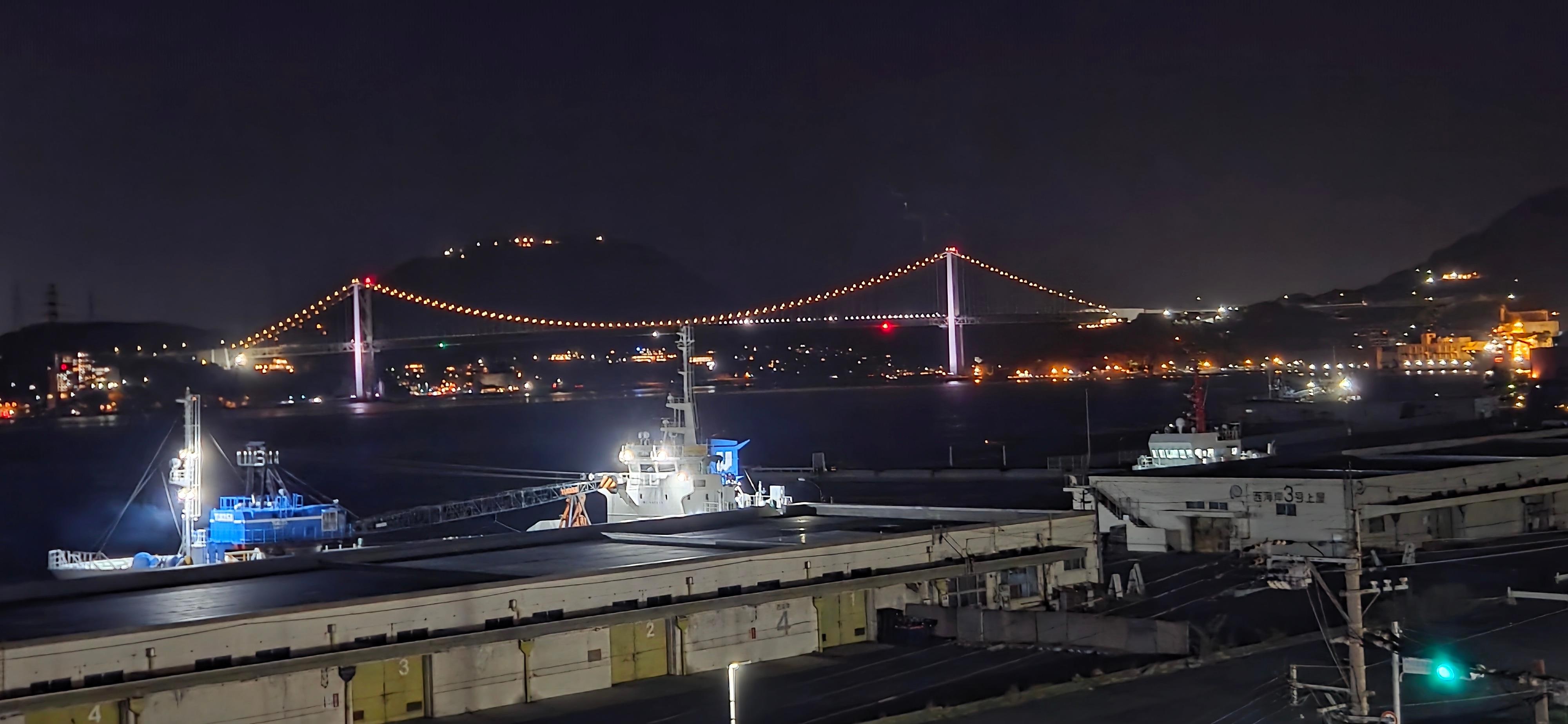 部屋の窓から見えた関門橋
