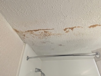 The bathroom floor and toilet paper were soaking wet. The next room, the keys didn't work. Back to the reception for a third time. The room we stayed in was old and shabby.