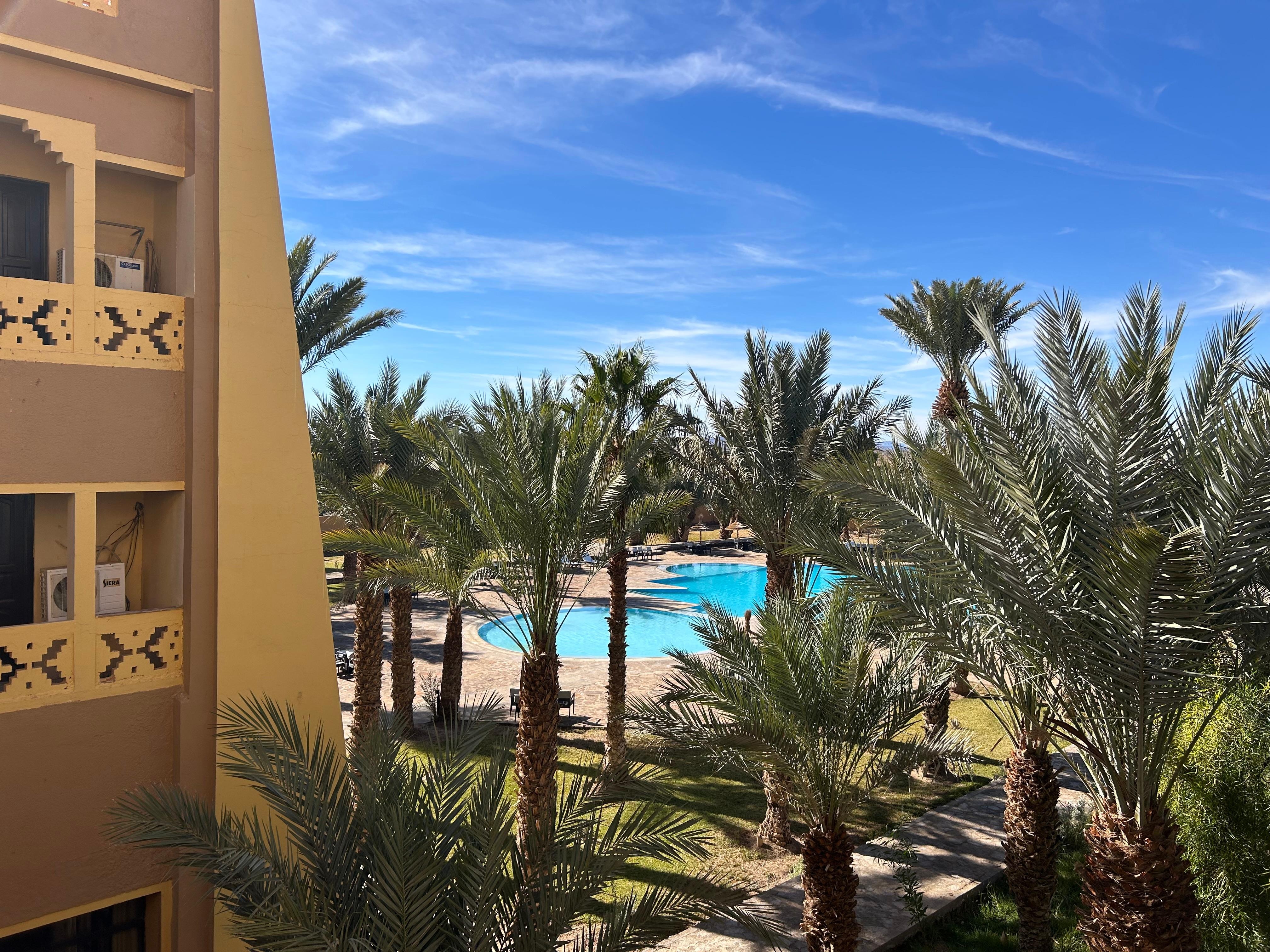 Piscine vue de la terrasse de la chambre 