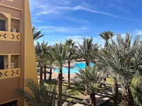 Piscine vue de la terrasse de la chambre