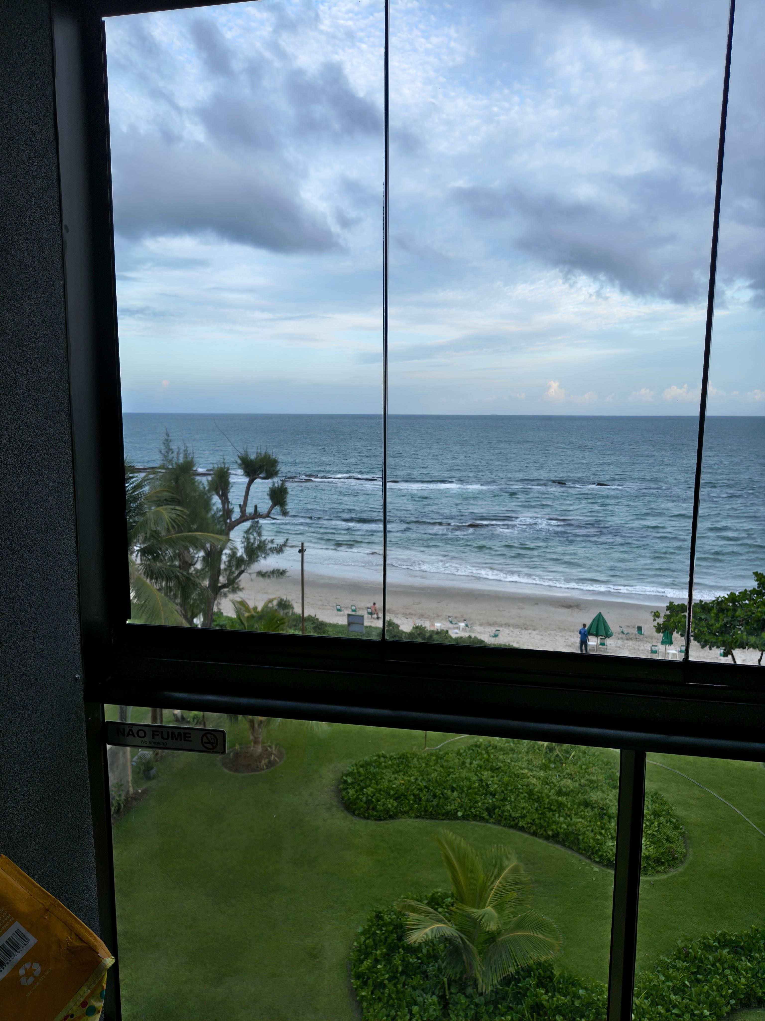 Varanda com vista para o mar, conta até com churrasqueira 