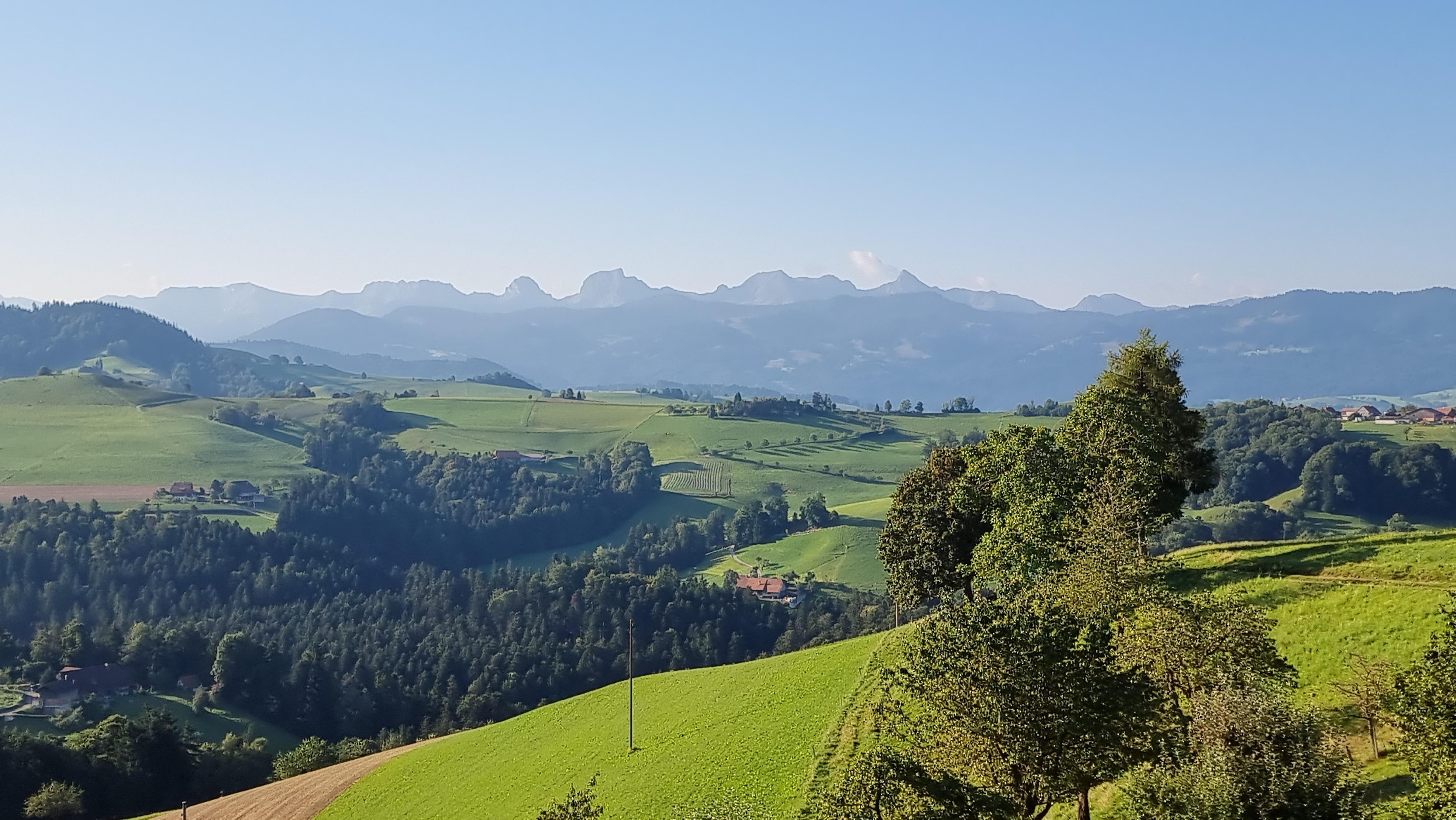 Blick auf die Berner Voralpen vom Balkon des Hauses