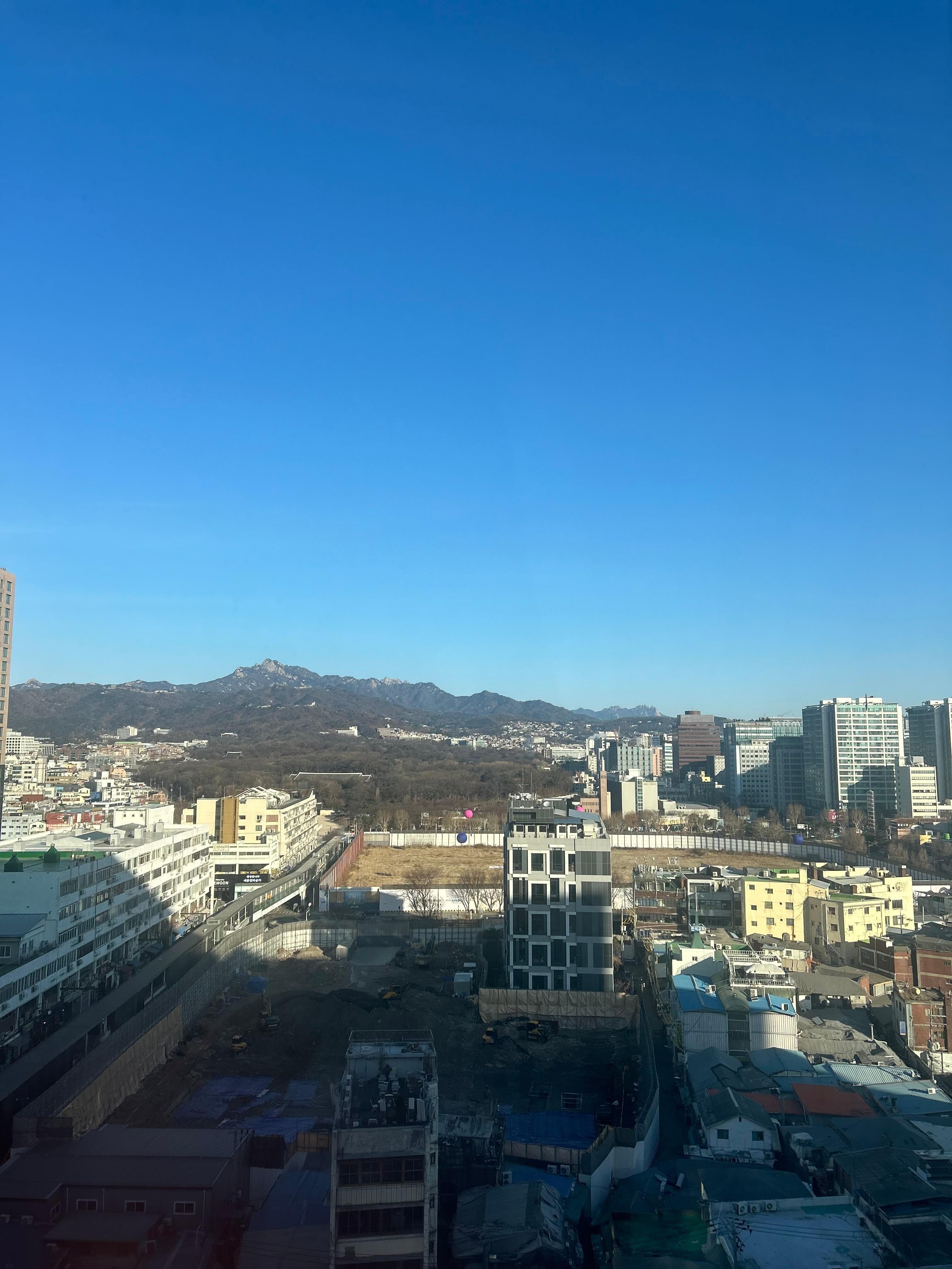 ホテルの部屋からの風景（正面に宗廟が見えます）