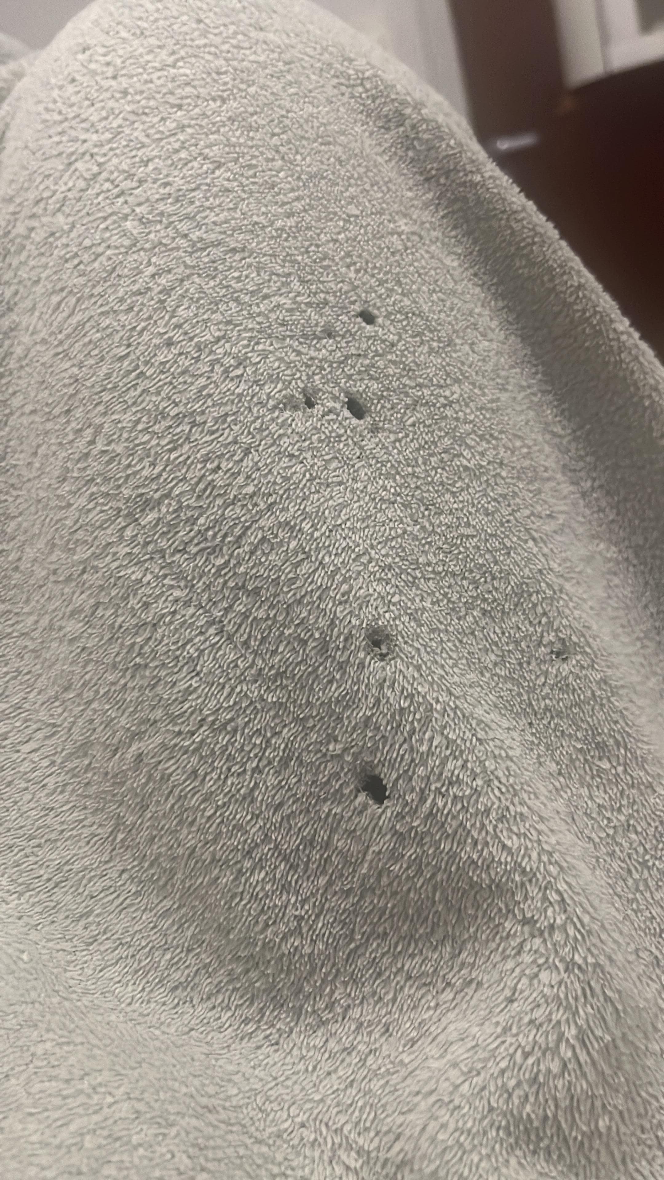 Roupa de cama furada 