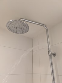 Der Duschkopf war sehr verkalkt und die Regendusche defekt.