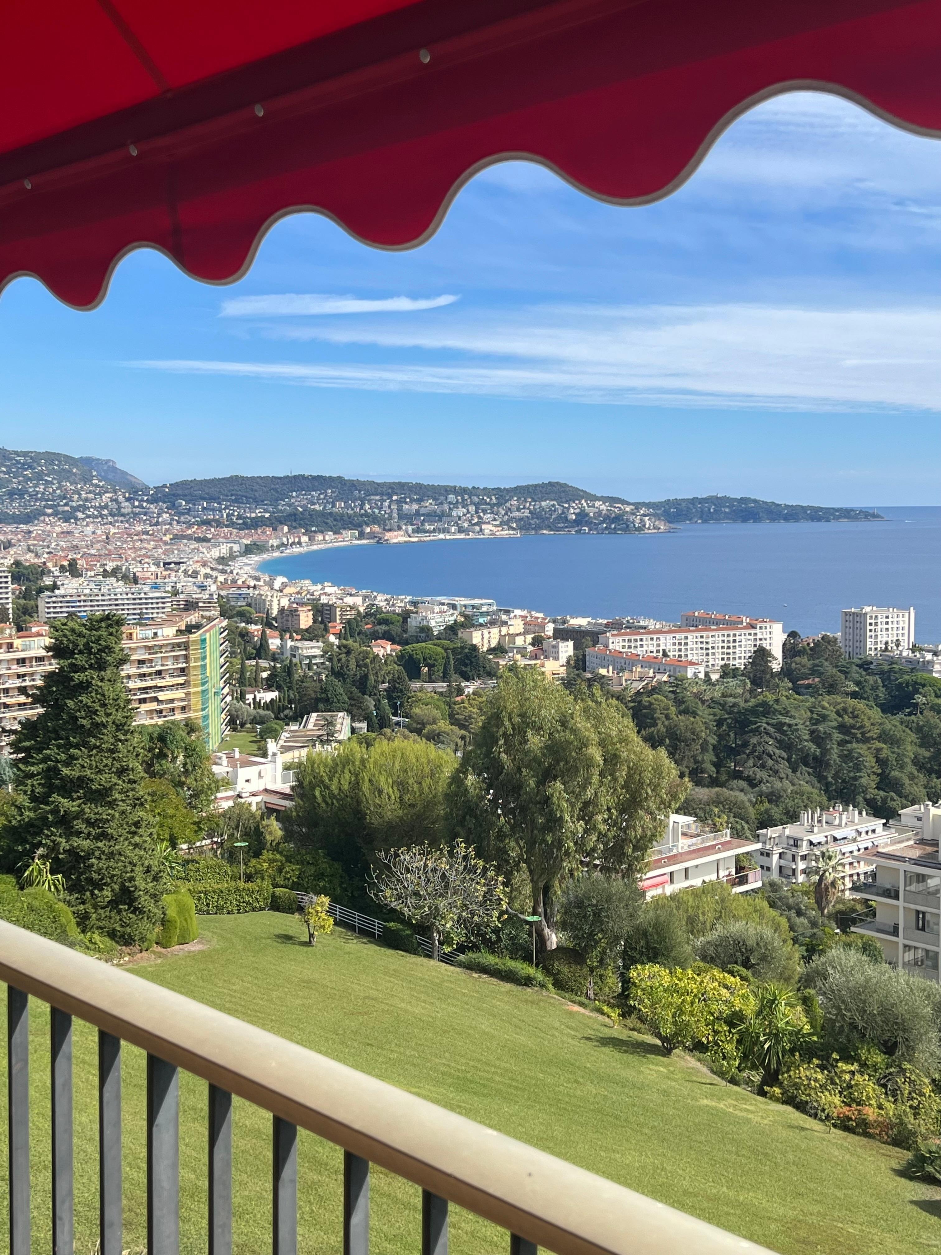 Nice centrum till vänster