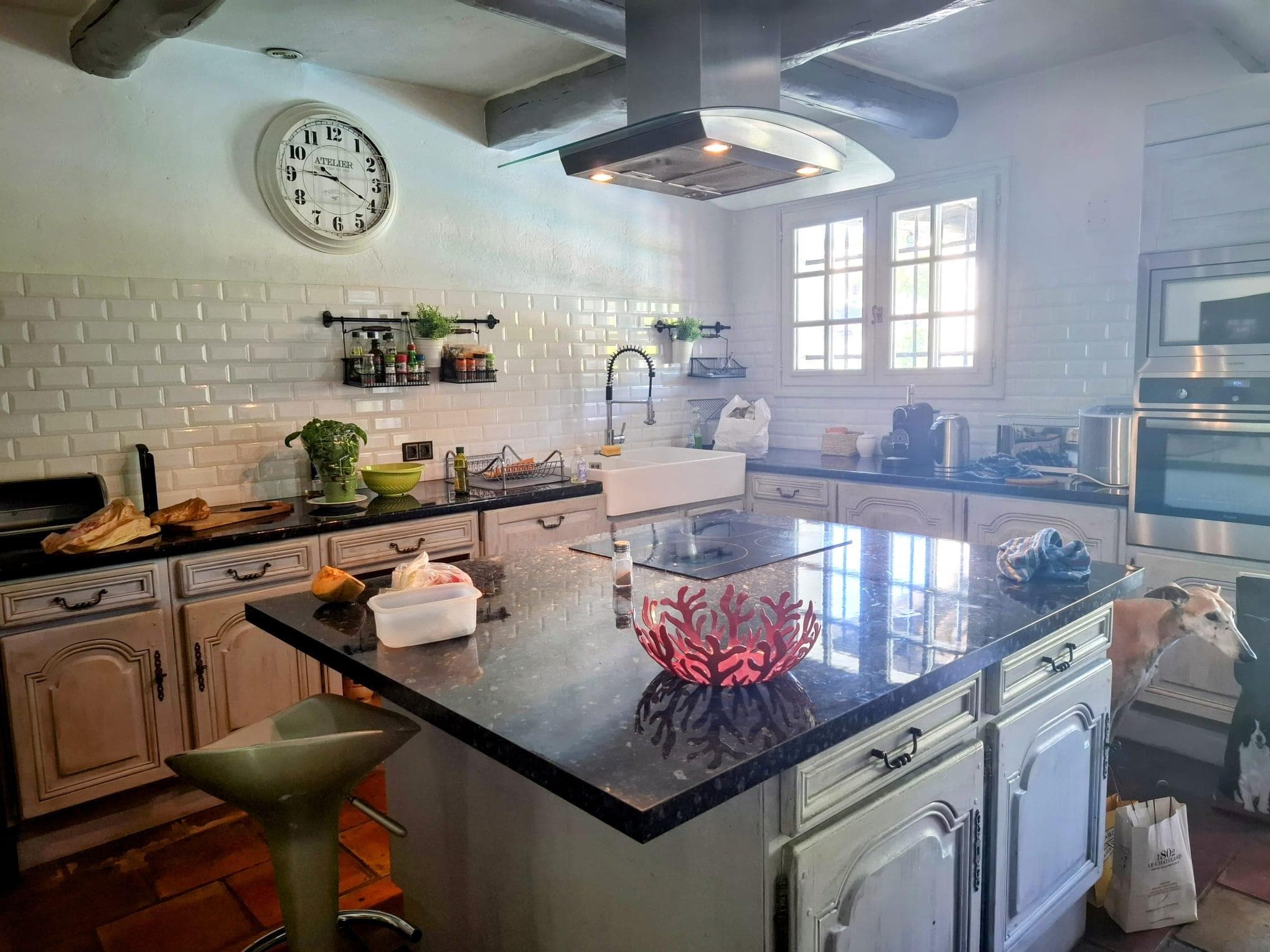 Gut ausgestattete Küche 