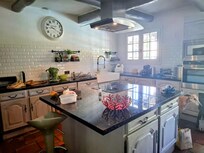 Gut ausgestattete Küche