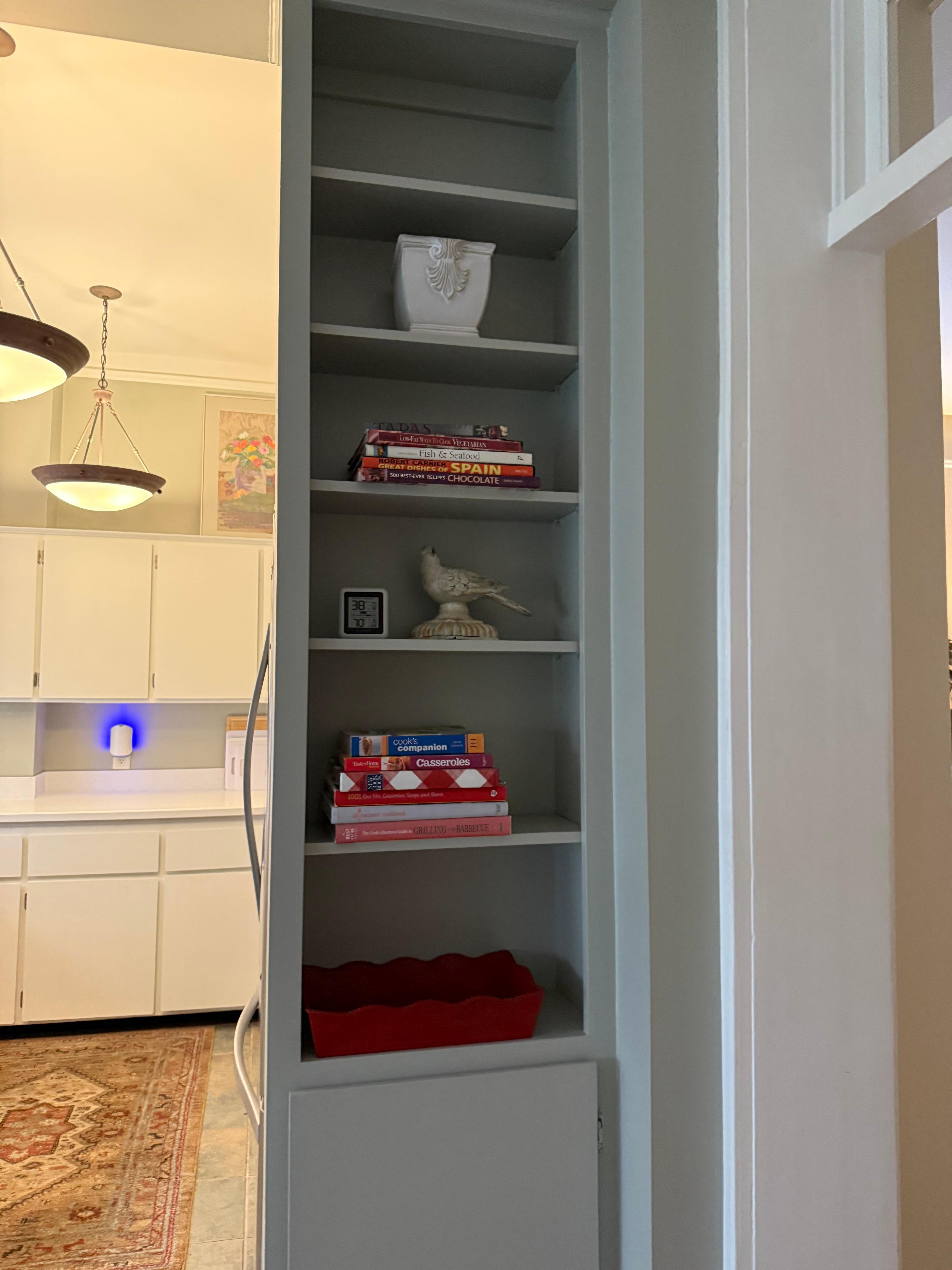 Sweet cookbook book. Fully furnished kitchen. 